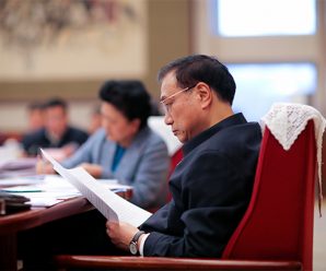 Li vows to tackle potential economic risks