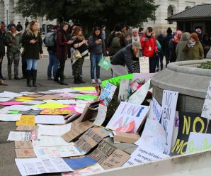 Trump’s refugee ban sparks protests before White House, at over 30 US airports