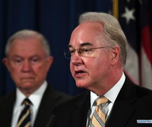 US health chief resigns over private jet trips