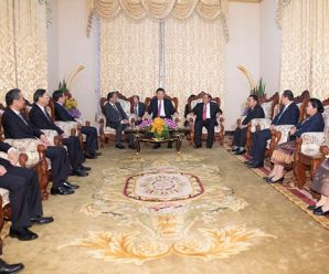 Xi meets former Lao president