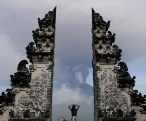 Indonesia extends Bali airport closure due to Agung eruption