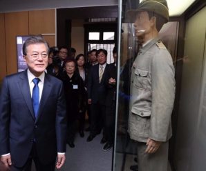 Moon visits WWII-era Korean provisional government site in Chongqing