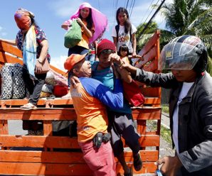 Volcano spews lava fountains, 40,000 flee