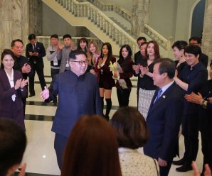 Top DPRK leader enjoys concert by ROK art troupe